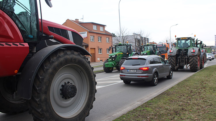 Do města se vrátilo  100 traktorů