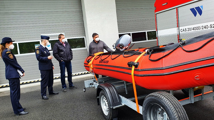Jednotka konických hasičů získala nový člun