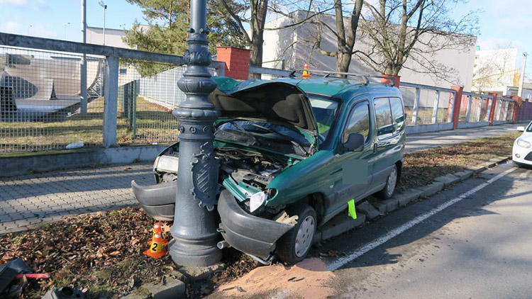 V Kostelecké napálil s Citroënem do sloupu