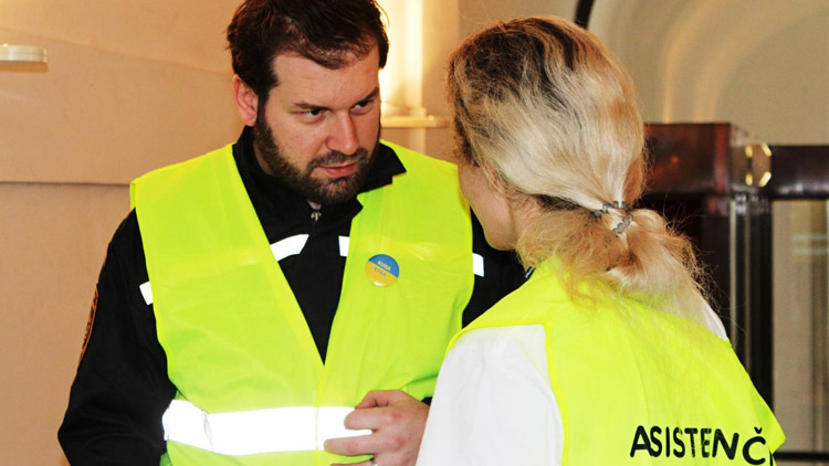 Hasič Jakub Brumar řídí chod asistenčního centra. Pomáhá vyčerpaným uprchlíkům