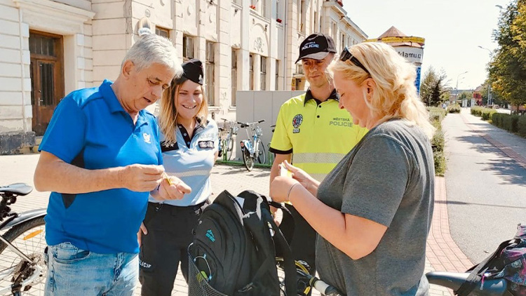 Na cyklisty i koloběžkáře číhali před nádražím