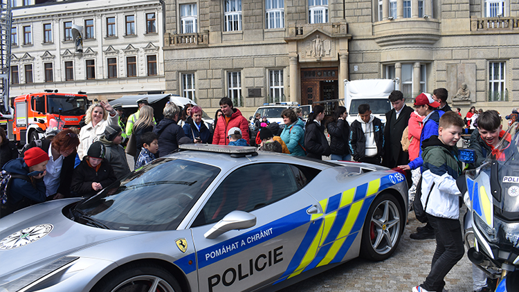 Před radnici dojelo Ferrari!