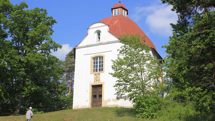 Krásná kaple u Krakovce vévodí okolní krajině