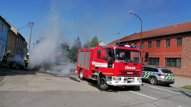 V Mostkovicích oheň strávil osobní auto