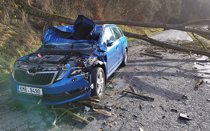 U Stražiska spadl strom  přímo na projíždějící auto