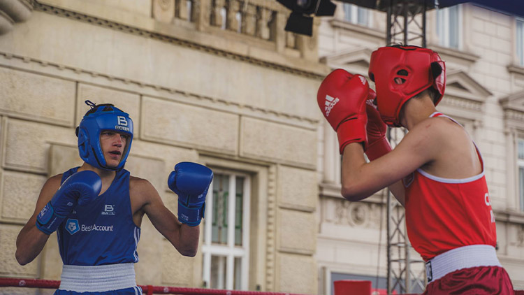 Dvě boxerské akce s jinými přístupy