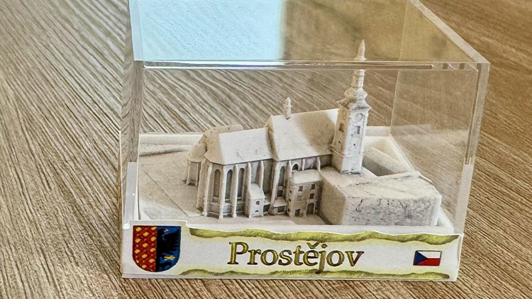 K mání je miniatura kostela!