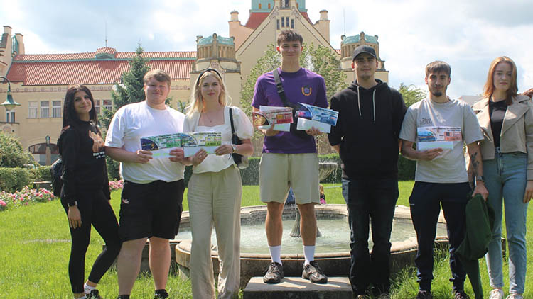 4. B využila výtvarného nadání dvou svých spolužaček