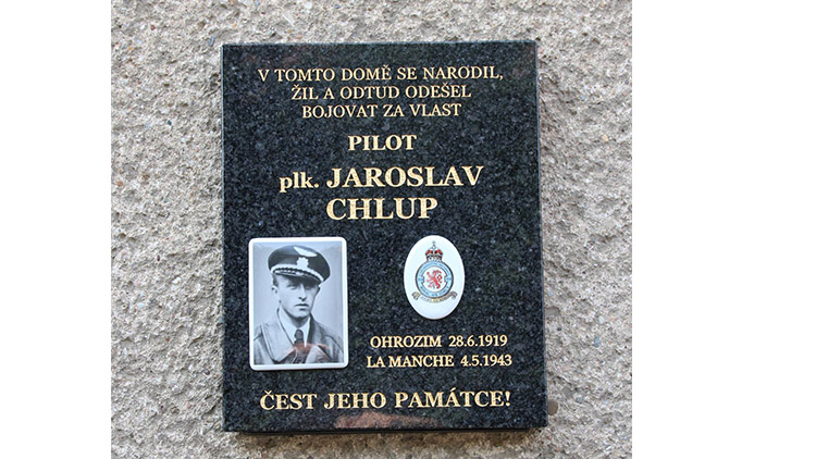Pilot RAF má pamětní desku v rodné Ohrozimi