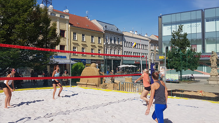 Beachvolejbalové hřiště na Masarykově náměstí