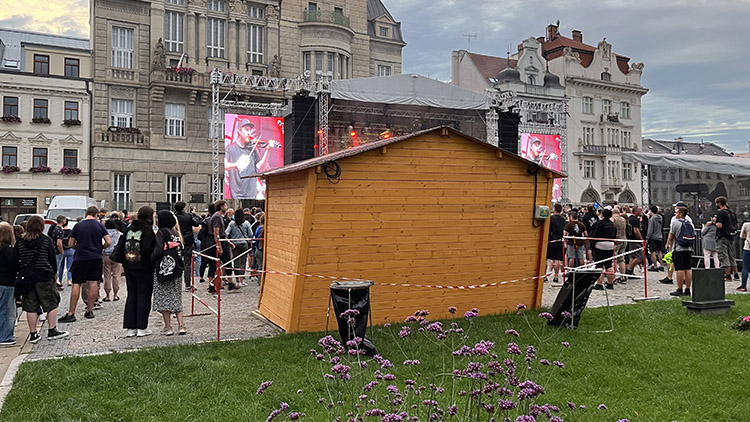    Nehoda před radnicí. Dodávka poničila stánek  