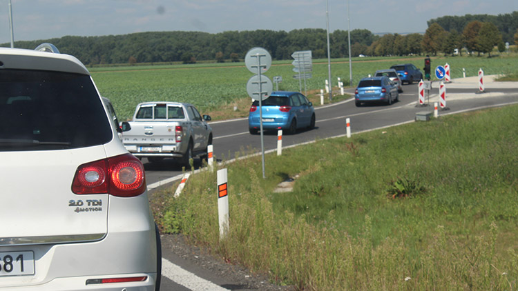 Semafory u rondelu na Kostelec naštvaly rekordní počet řidičů. Vydrží už beton?