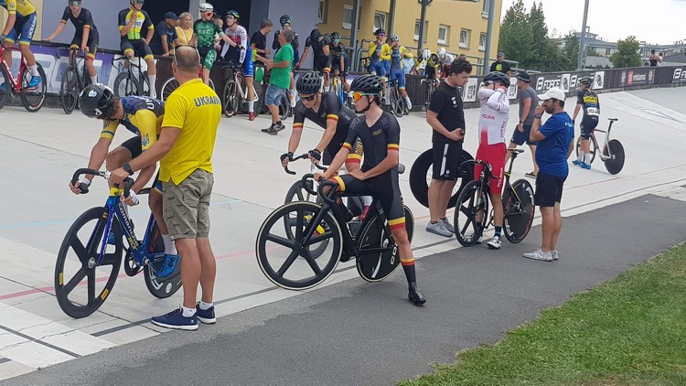 V madisonu zlatí junioři Vrána, Rauschert a bronzoví muži Babor, Bárta