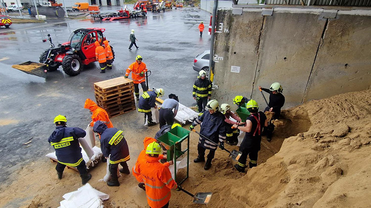 Připravujeme pytle s pískem, navyšujeme počty hasičů