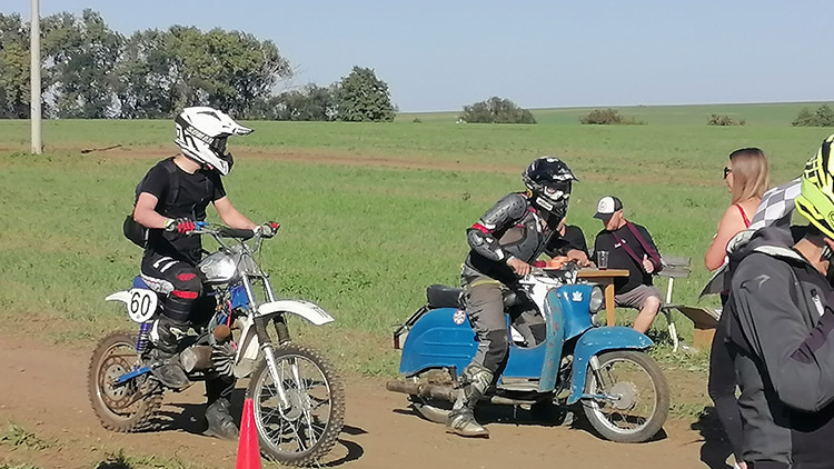 AKTUALIZOVÁNO: Hradčanské pole se změnilo v motokrosovou trať