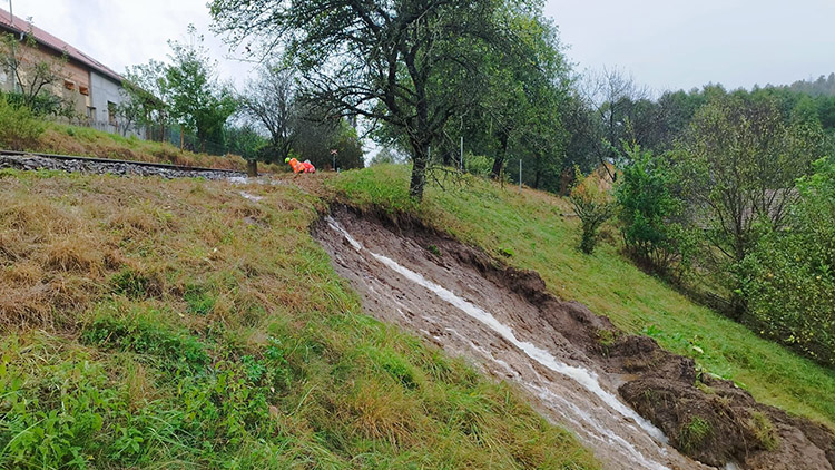 V Křemenci se utrhl břeh. Vlaky nejezdily