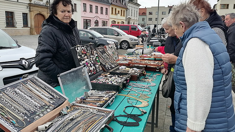 Poslední venkovní blešák   PŘILÁKAL DAVY