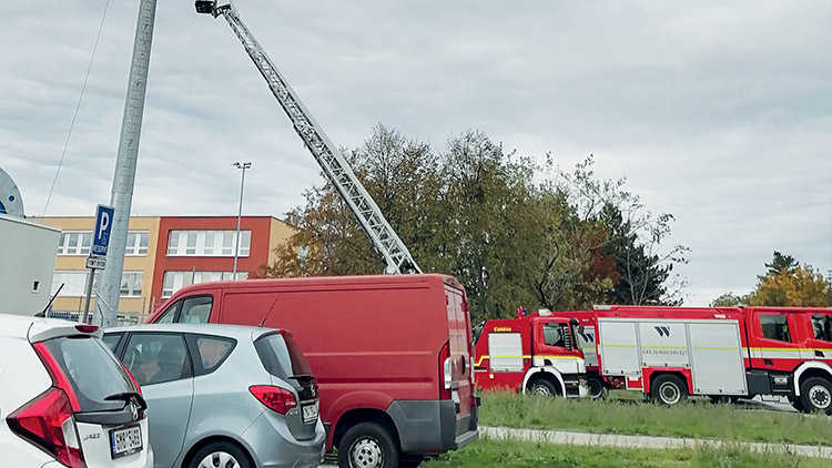 Reklamace světel na stadionu?  Kdepak, hasiči měli cvičení