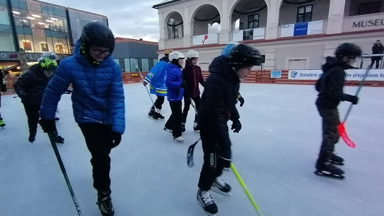 Mobilní kluziště v Prostějově slavnostně otevřeli